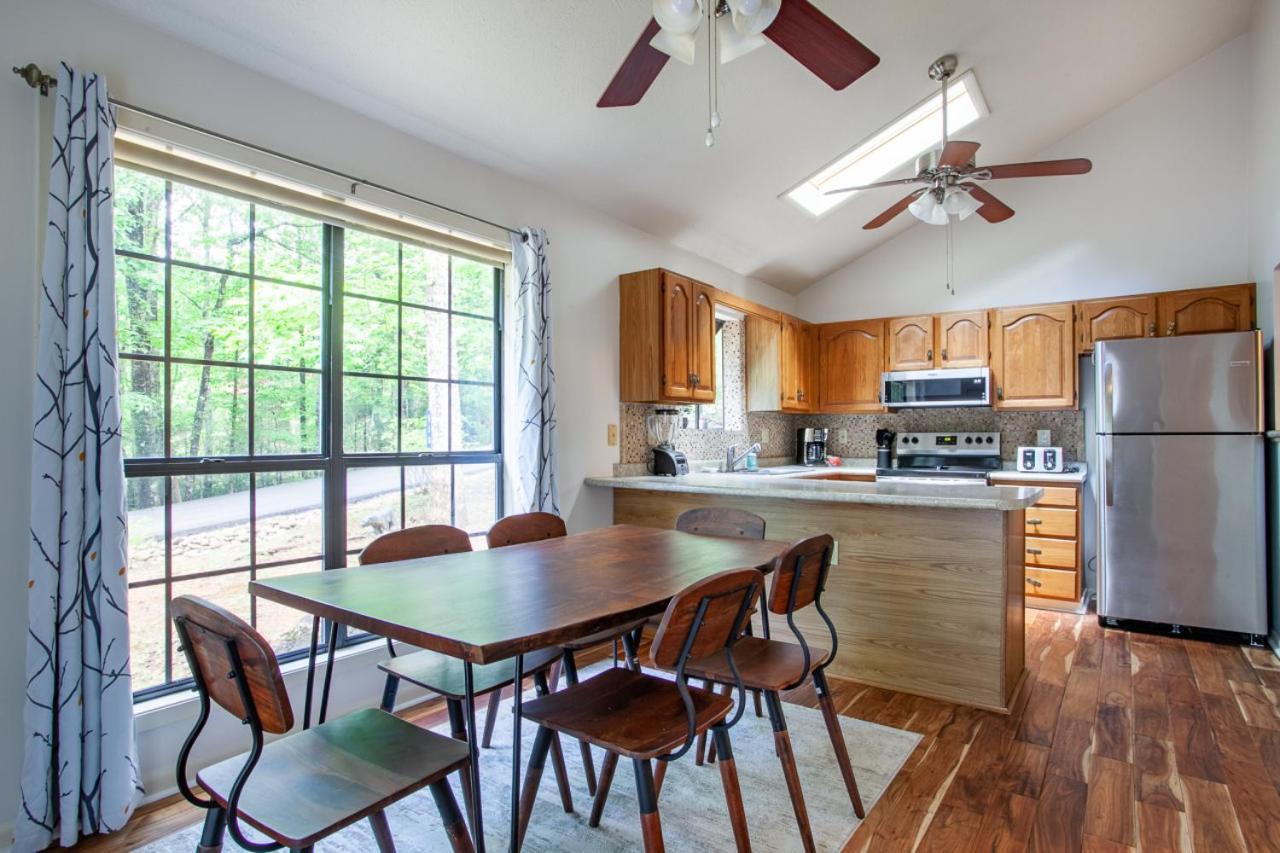 Little Cub Cottage - Mtn Views & Community Pools Гетлинбург Екстериор снимка